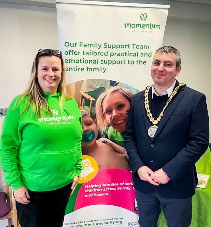 Momentum meets Elmbridge Mayor at volunteer event