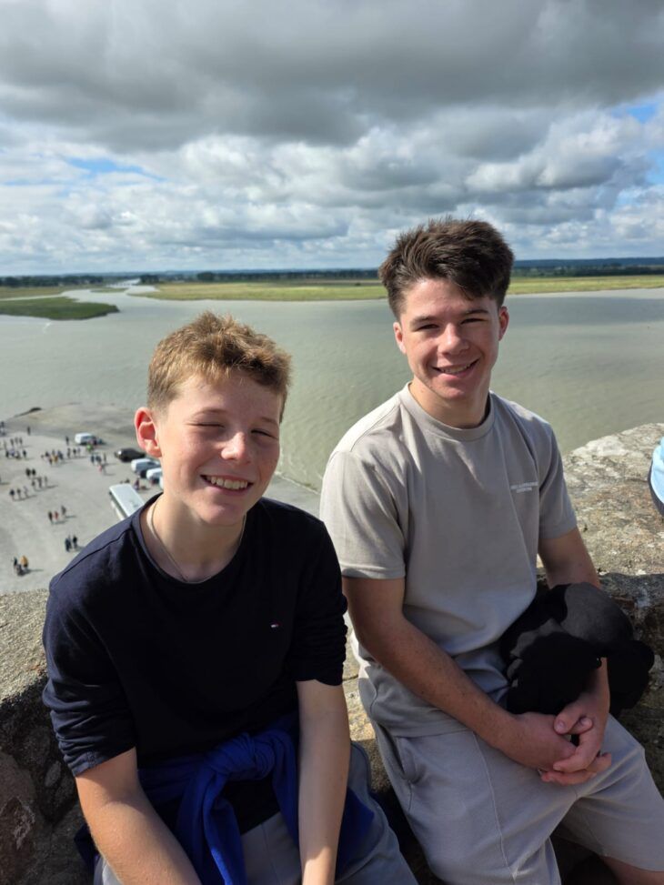 Momentum supported siblings